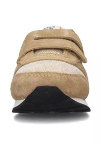 Sneaker beige in suede con inserti in mesh, due fasce in velcro e una suola in gomma nera. Punta rotonda e dettagli di cucitura sottili.
