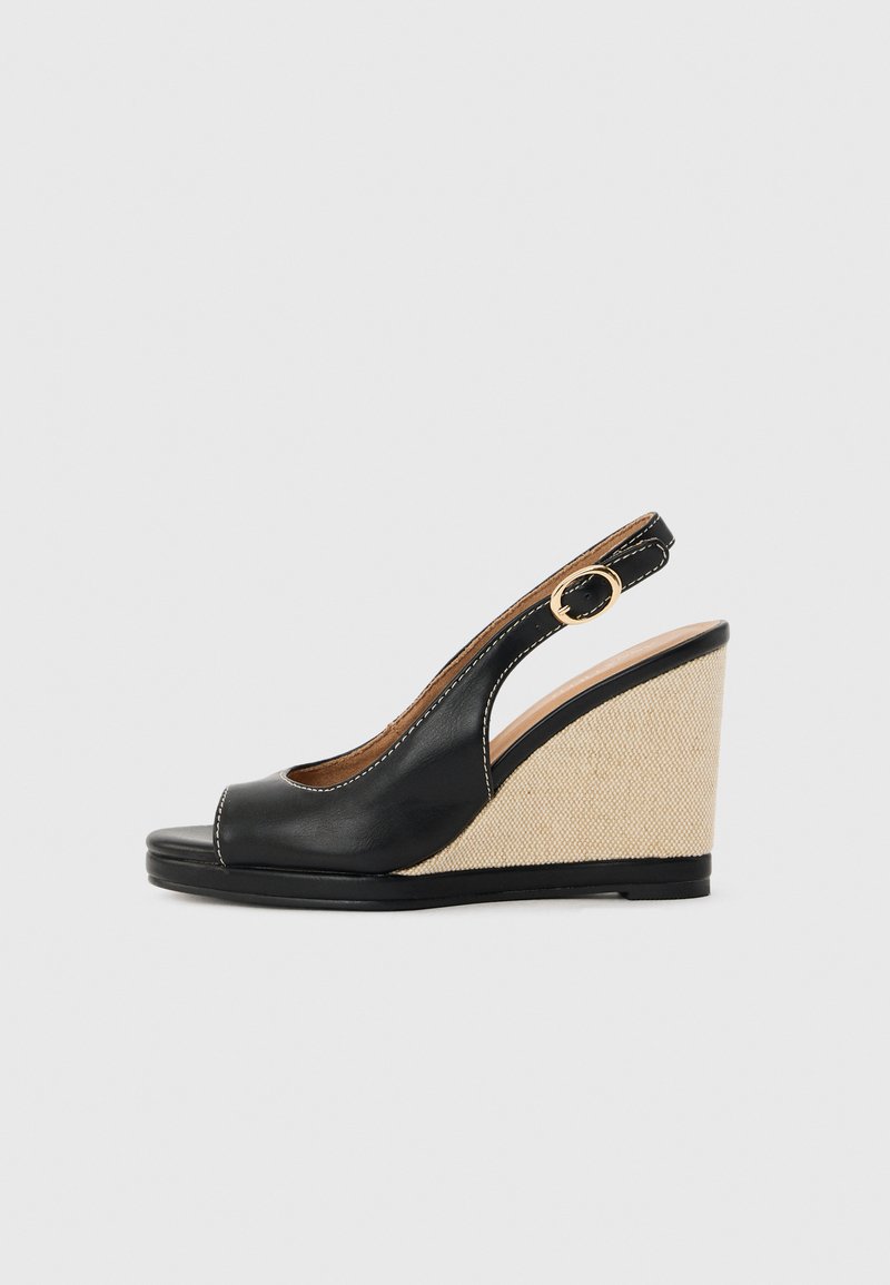 Sandale compensée à bride arrière en cuir noir avec bout ouvert, talon compensé beige texturé, surpiqûres blanches et bride à boucle dorée.