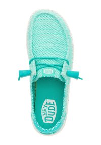 Chaussure slip-on en maille turquoise avec des lacets élastiques, semelle intérieure rembourrée et semelle en caoutchouc blanche. Logo affiché sur la semelle intérieure.