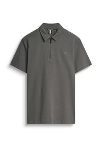 Polo de color gris oscuro con cremallera de cuarto, textura acanalada y un sutil logotipo bordado en el lado izquierdo del pecho. Mangas cortas, cuello clásico.
