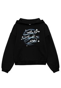 Sudadera con capucha negra que presenta un bolsillo canguro en la parte frontal, con texto estilizado en azul y blanco y acentos de estrellas. Fabricada con una tela texturizada.