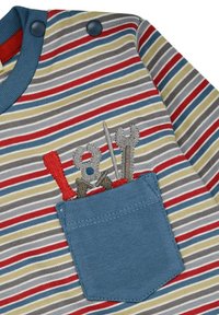 Gestreiftes Hemd mit horizontalen Streifen in Grau, Rot, Blau und Gelb. Enthält eine blaue Tasche mit gestickten Werkzeugen: Schraubendreher, Schlüssel und Hammer.