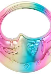 Farverig gradient skål med glatte, reflekterende overflader og former, der ligner ansigtet, samt dekorative accenter i pink, blå og guld.
