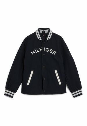 Sort varsity-jakke med knapper, hvidstribet krave, manchetter, to forlommer og teksten "HILFIGER" henover brystet.