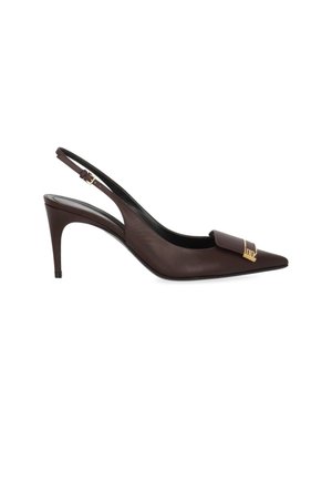 Décolleté slingback in pelle marrone scuro con punta appuntita, tacco a spillo di altezza media e dettaglio fibbia dorata sulla fascia anteriore.