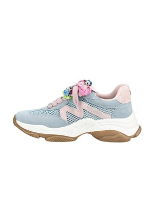 Lichtblauwe en roze mesh en suède sneaker met dikke witte zool, bruine profiel en decoratieve meerkleurige stoffen strik op de veters.