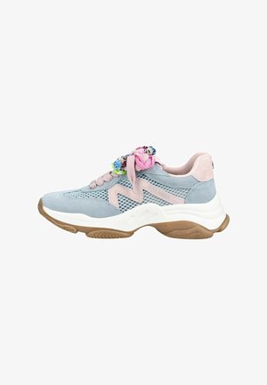 Sneaker in mesh e suede azzurro chiaro e rosa con suola bianca spessa, battistrada marrone e fiocco decorativo in tessuto multicolore sui lacci.