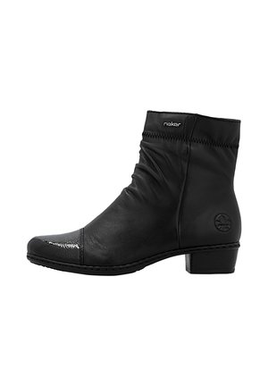 Botte en cuir noire mi-mollet avec petit talon carré, bout texturé, tige froncée, et logo Rieker sur le côté et près du haut.