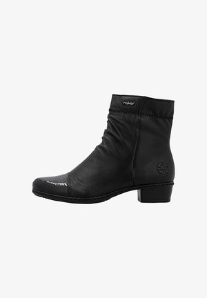 Botte en cuir noire mi-mollet avec petit talon carré, bout texturé, tige froncée, et logo Rieker sur le côté et près du haut.