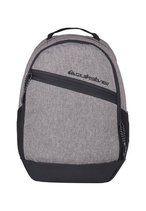 Mochila de tela gris con un bolsillo frontal con cremallera, acentos en negro, correas acolchadas y un asa en la parte superior. Presenta un detalle del logo en la parte delantera.