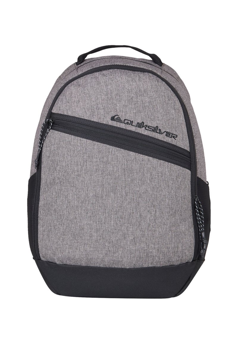 Grauer Stoff-Rucksack mit einer Fronttasche mit Reißverschluss, schwarzen Akzenten, gepolsterten Trägern und einem oberen Griff. Mit Logodetails auf der Vorderseite.