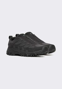 Scarpe sportive nere con una parte superiore testurizzata, chiusura con zip e suola in gomma robusta con battistrada strutturato per garantire aderenza.
