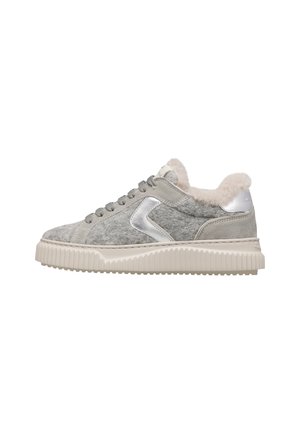 Hellgrauer Sneaker mit strukturiertem Stoff, metallischem silbernem Logo, dicker weißer Sohle und weichem cremefarbenem Futter um den Knöchel.