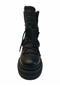 Botas altas negras con punta de cuero liso, parte superior de tela acolchada y suela de goma gruesa, con cierre de cordones.