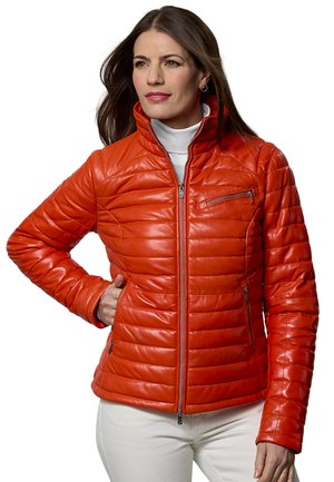Rote Leder-Steppjacke mit horizontalen Steppnähten, hohem Kragen, Reißverschluss vorne und seitlichen Taschen. Für eine schmale Silhouette entworfen.