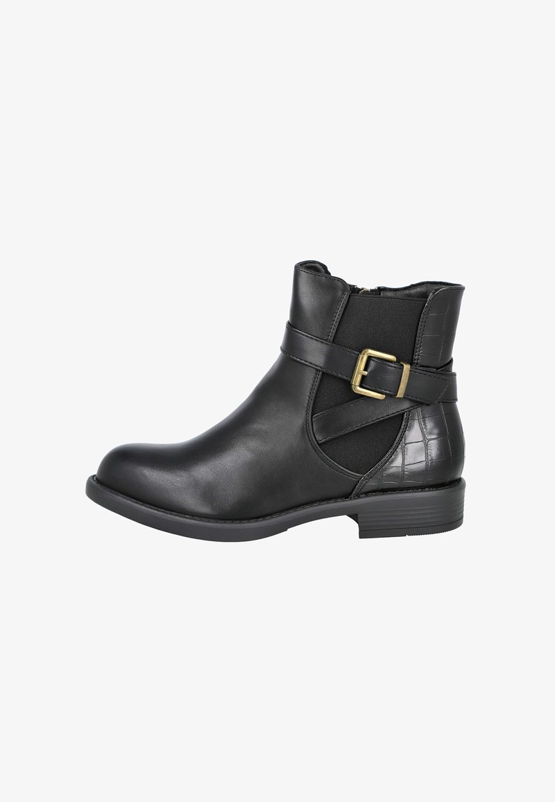 Botín negro hasta el tobillo con correa de hebilla lateral, panel elástico, tacón bajo y detalle en relieve de cocodrilo en la parte trasera sobre un fondo blanco.