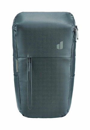 Sac à dos en tissu noir avec une forme structurée, poche zippée à l'avant, poche latérale pour une bouteille d'eau et un petit logo à l'avant.