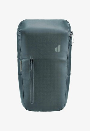 Sac à dos en tissu noir avec une forme structurée, poche zippée à l'avant, poche latérale pour une bouteille d'eau et un petit logo à l'avant.