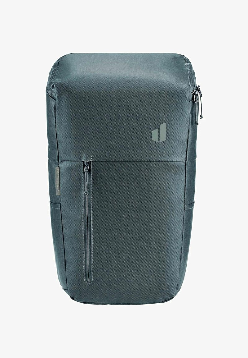 Zaino in tessuto nero con una forma strutturata, tasca frontale con zip, tasca laterale per bottiglia d'acqua e un piccolo logo sulla parte frontale.