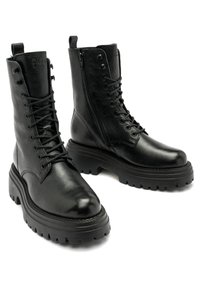 Czarne skórzane buty wojskowe z okrągłymi noskami, sznurowaniem, zapięciem na zamek, teksturowaną powierzchnią i grubymi gumowymi podeszwami.