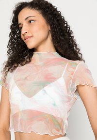 Top curto transparente com um padrão marmoreado em tons pastéis de rosa, verde e branco. Apresenta mangas curtas e uma bainha texturizada, ligeiramente desfiada.