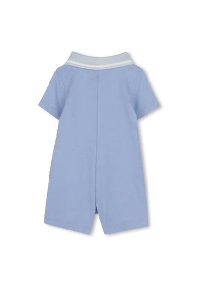 Une salopette en coton bleu clair avec des manches courtes, un col en ribbed blanc et une coupe droite. Aucun motif ni matériel visible.