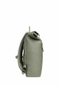 Plecak typu roll-top w oliwkowym kolorze, wykonany z trwałego materiału. Posiada wyściełane paski na ramiona, siateczkowe akcenty oraz boczny zamek błyskawiczny.