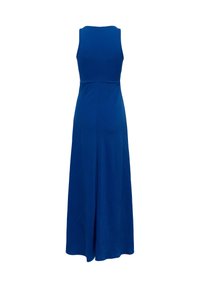 Robe bleu roi sans manches, longue jusqu'au sol, avec un col montant et une taille cintrée, vue de dos sur fond blanc.