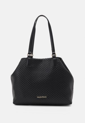 Bolso de cuero negro trenzado con dos asas planas, una silueta estructurada y un acento de logo dorado en el frente. Superficie texturizada.