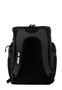 Sac à dos noir de forme rectangulaire, avec un dos rembourré, des panneaux en maille et des bretelles ajustables. Comprend une fermeture zippée et des poches latérales.