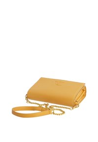 Bolso de mano de cuero amarillo con correa de cadena dorada y logo en relieve en la parte frontal, presentado plegado y apoyado plano sobre fondo blanco.