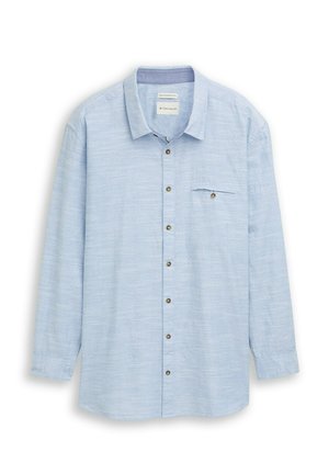 Camisa de manga larga azul claro con cuello, botones en la parte delantera y un bolsillo en el pecho con cierre de botón.