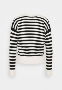 Strickpullover mit schwarz-weißen horizontalen Streifen, rundem Ausschnitt und gerippten Bündchen und Saum. Weicher, strukturierten Stoff.