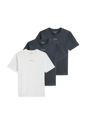 Tre almindelige crew neck T-shirts i hvid og mørkegrå, stablet med hvid foran, hver med lille logo tekst midt på brystet.