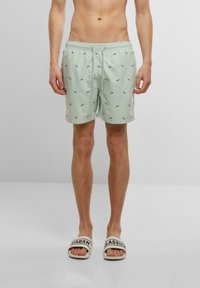 Svijetlozelene kupaće gaće s malim tamnoplavim uzorcima ajkula, elastičan pojas s vezicom, dužine iznad koljena, materijal koji odvaja vlagu.