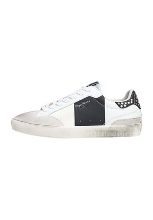 Zapatillas blancas con acentos negros, paneles texturizados y detalles de tachuelas plateadas en el talón. Cuentan con cordones planos y una suela ligeramente desgastada.