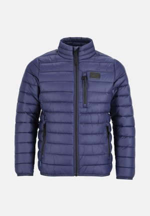 Marineblå polstret jakke med opretstående krave, frontlynlås og lynlåslommer på siden. Har et horisontalt quiltet mønster og logo-patch.