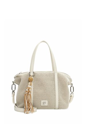 Kremfarvet vævet håndtaske med to håndtag, aftagelig skulderrem og dekorativ kvast med træperle på hvid baggrund.