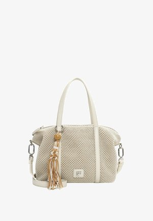 Kremfarvet vævet håndtaske med to håndtag, aftagelig skulderrem og dekorativ kvast med træperle på hvid baggrund.