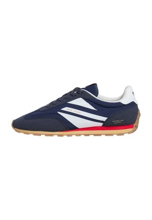 Marineblaue und weiße Pepe Jeans Sneaker mit rotem Streifen, Gummisohle, Schnürung vorne und weißem Fersenkragen, Seitenansicht auf weißem Hintergrund.