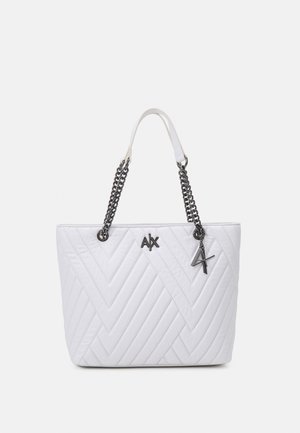 Witte gewatteerde tas met visgraatpatroon, zwarte kettinghandvatten met een witte schouderband en zilveren A|X-logo en bedel aan de voorkant.