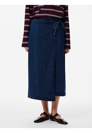 Mørkeblå midi denim-nederdel med bindebånd i taljen, kombineret med en vinrød stribet langærmet top og mørke, skinnende Mary Jane-sko.