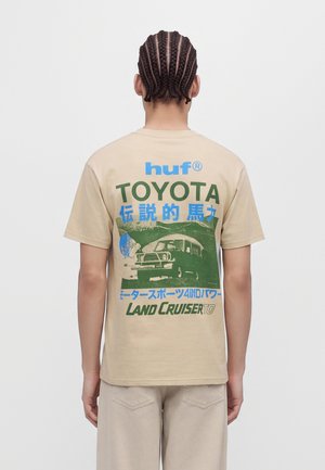 HUF, LAND CRUISER 70 TEE UNISEX - Тениска с щампа - sand