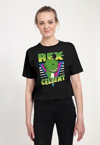 Černé bavlněné tričko s grafickým potiskem zeleného dinosaura a textem "REX-CELLENT" v jasných barvách, doplněné geometrickými akcenty.