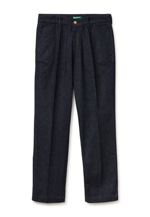 Dunkelblaue Hose mit geradem Bein, vorne mit Falten, Seitentaschen, Gürtelschlaufen und Knopfverschluss am Bund.