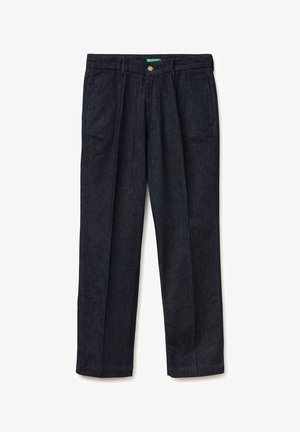 Dunkelblaue Hose mit geradem Bein, vorne mit Falten, Seitentaschen, Gürtelschlaufen und Knopfverschluss am Bund.