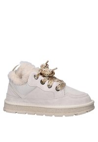 Lichtroze suède en mesh sneaker met een nepbontkraag, veter met print en een structuur rubberen zool. Voorzien van metalen veteroogjes en een gevoerde tong.