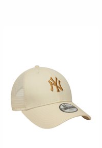 Beige Baseballcap mit strukturierter Form, Mesh-Rücken und einem auffälligen goldenen NY-Logo auf der Vorderseite. Mit gebogenem Schild.