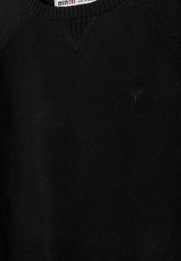 Maglione nero in maglia con design a V, dotato di colletto e polsini a coste, e un piccolo logo ricamato sul petto. Texture liscia.