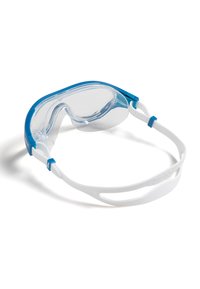 Gafas de natación transparentes con un marco de silicona azul y una correa blanca ajustable. Presentan un diseño de lente elegante y curvado para una visibilidad óptima.